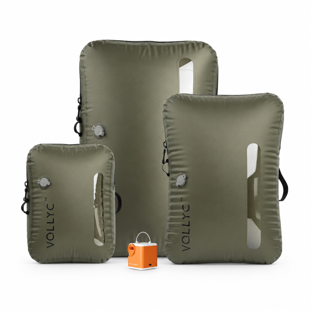Trois sacs de compression VOLLYC vert olive avec la mini pompe électrique orange EZYPUMP posée devant