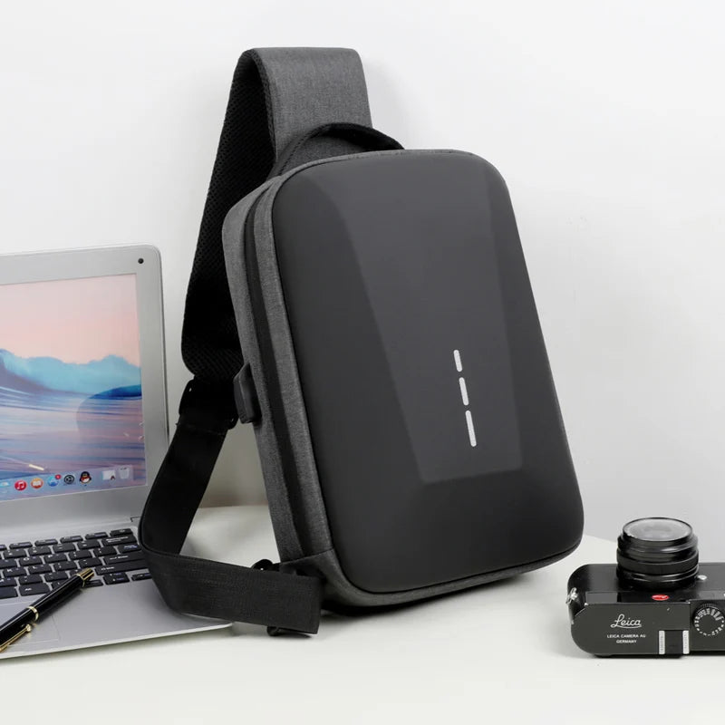 UrbanSling Pro – Sacoche bandoulière homme coque rigide, antivol, port USB & imperméable
