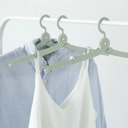 Cintres Pliables de Voyage FlexHang – L'Accessoire Malin qui Économise 70% d'Espace