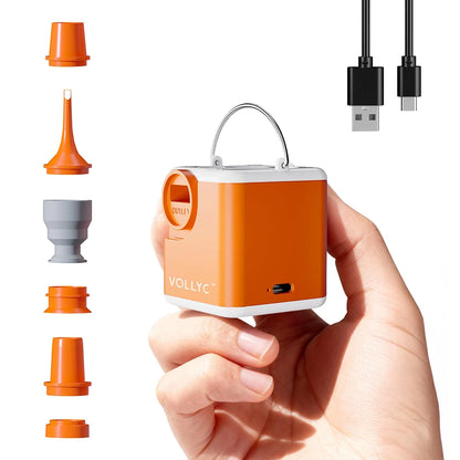 Pompe orange EZYPUMP tenue en main avec ses embouts et son câble USB-C