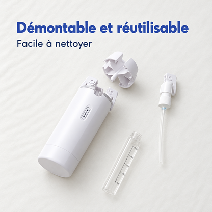 Étui démonté avec ses pièces, un flacon et sa pompe posés sur un drap blanc