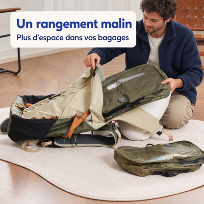 Sacs de compression vert kaki rangés près d'un sac à dos ouvert sur un tapis